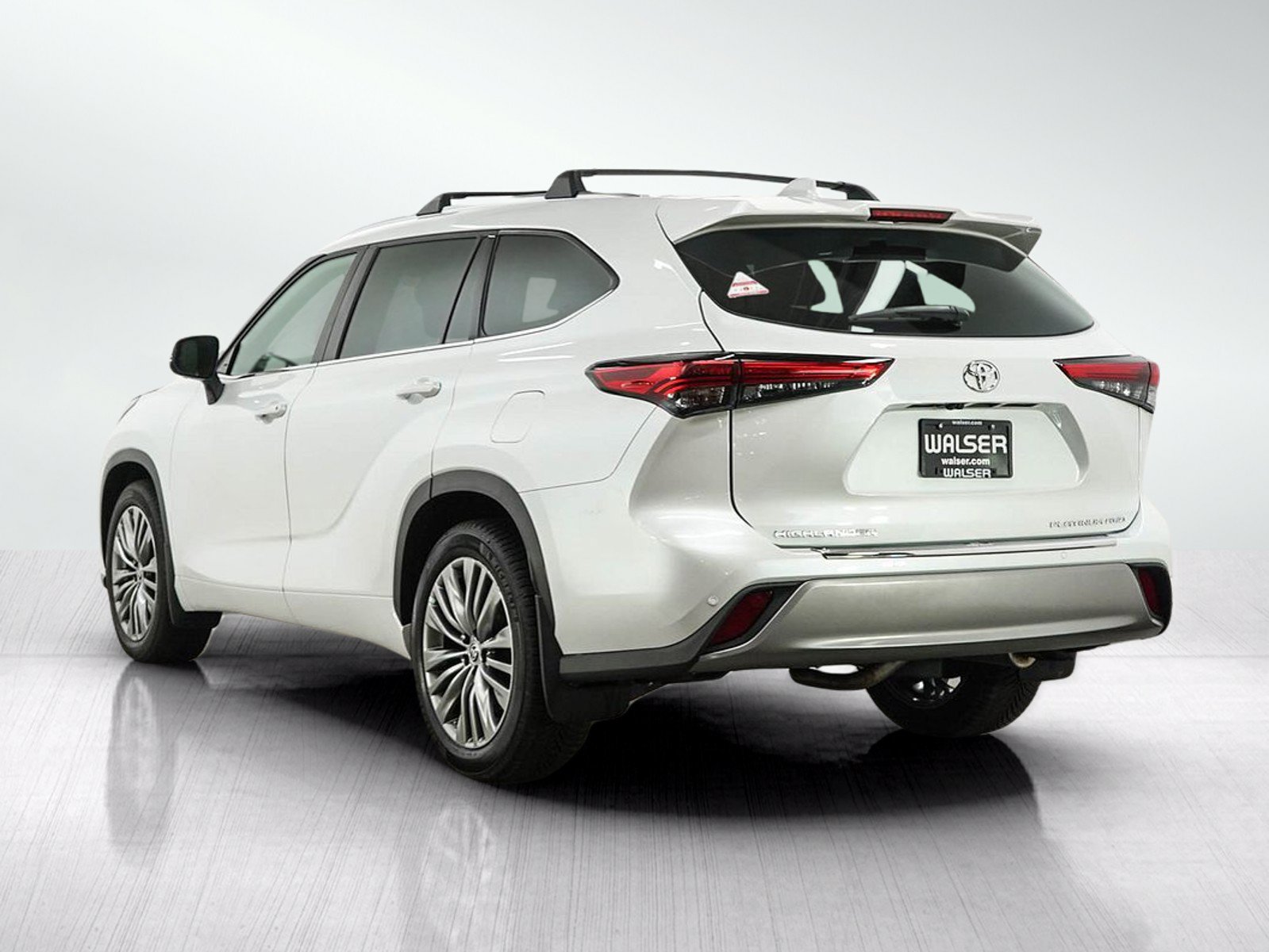 Used 2022 Toyota Highlander Platinum AWD/4WD image 3