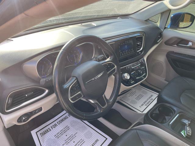 Used 2020 Chrysler Pacifica Touring-L FWD image 20