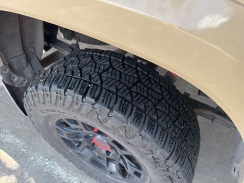 Used 2017 Toyota Tacoma TRD Sport AWD/4WD image 5