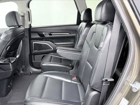 Used 2025 Kia Telluride S FWD image 17