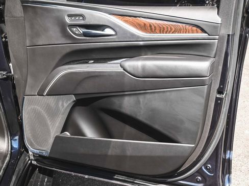 Used 2022 Cadillac Escalade Premium Luxury Platinum image 11