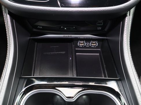 Used 2024 Chrysler Pacifica Limited w/ Uconnect Theater Family Group image 29