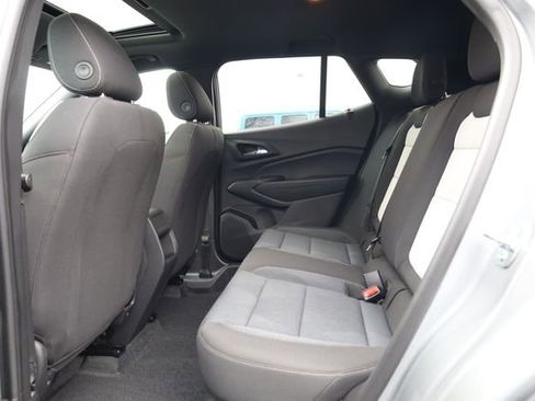 Used 2025 Chevrolet Trax RS w/ Sunroof Package image 23
