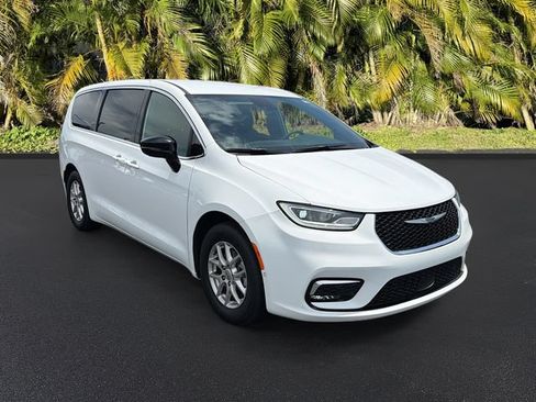 Used 2025 Chrysler Pacifica Select FWD image 2