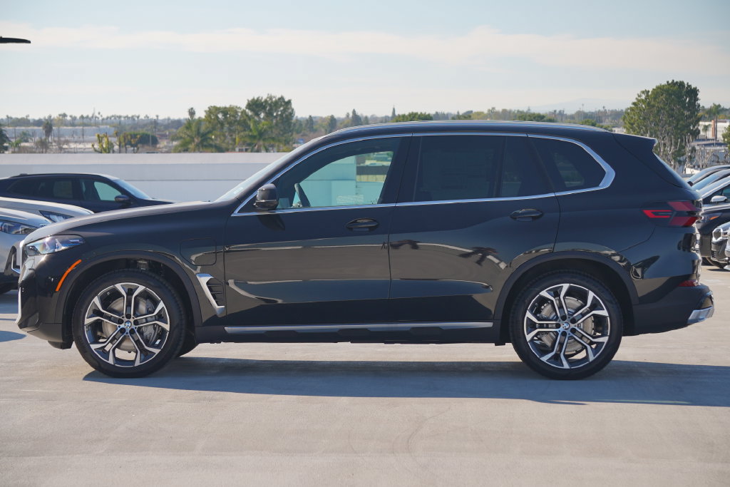 Used 2026 BMW X5 xDrive50e w/ Parking Assistance Package AWD/4WD image 4