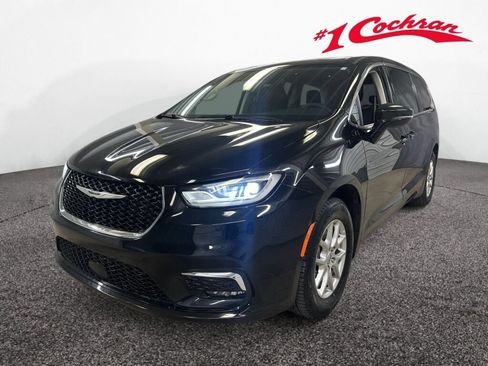 Used 2024 Chrysler Pacifica Touring-L FWD image 32