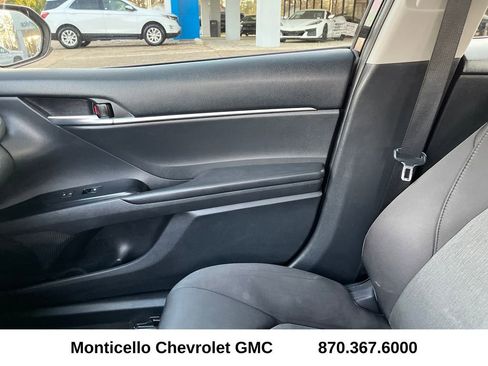 Used 2018 Toyota Camry LE image 17