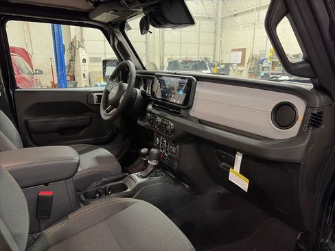 Used 2024 Jeep Wrangler Unlimited Sport AWD/4WD image 9