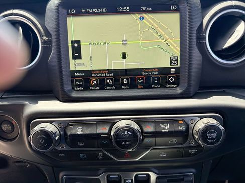 Used 2022 Jeep Wrangler Unlimited Sahara AWD/4WD image 16