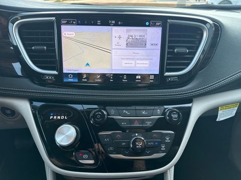 Used 2024 Chrysler Pacifica Limited image 17