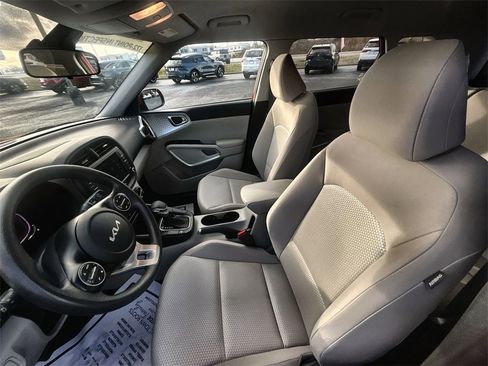Used 2024 Kia Soul LX image 15