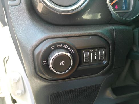 Used 2019 Jeep Wrangler Unlimited Sahara AWD/4WD image 10