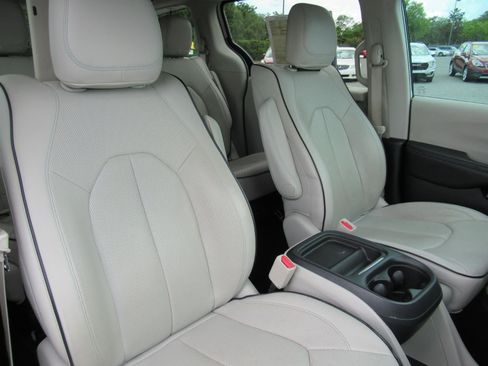 Used 2017 Chrysler Pacifica Platinum FWD image 9