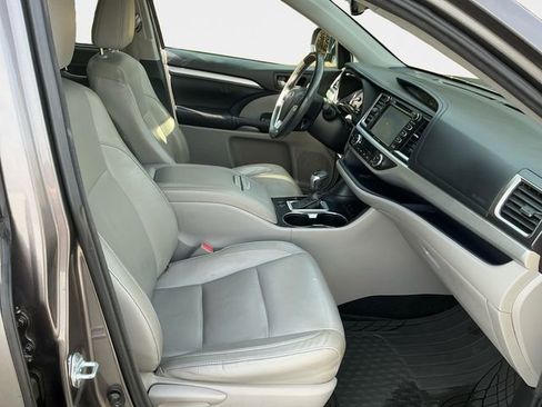 Used 2016 Toyota Highlander XLE image 16