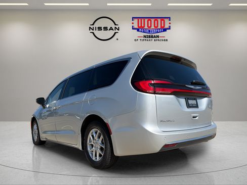 Used 2023 Chrysler Pacifica Touring-L FWD image 4