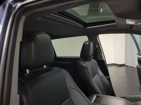 Used 2019 Toyota Highlander XLE AWD/4WD image 36