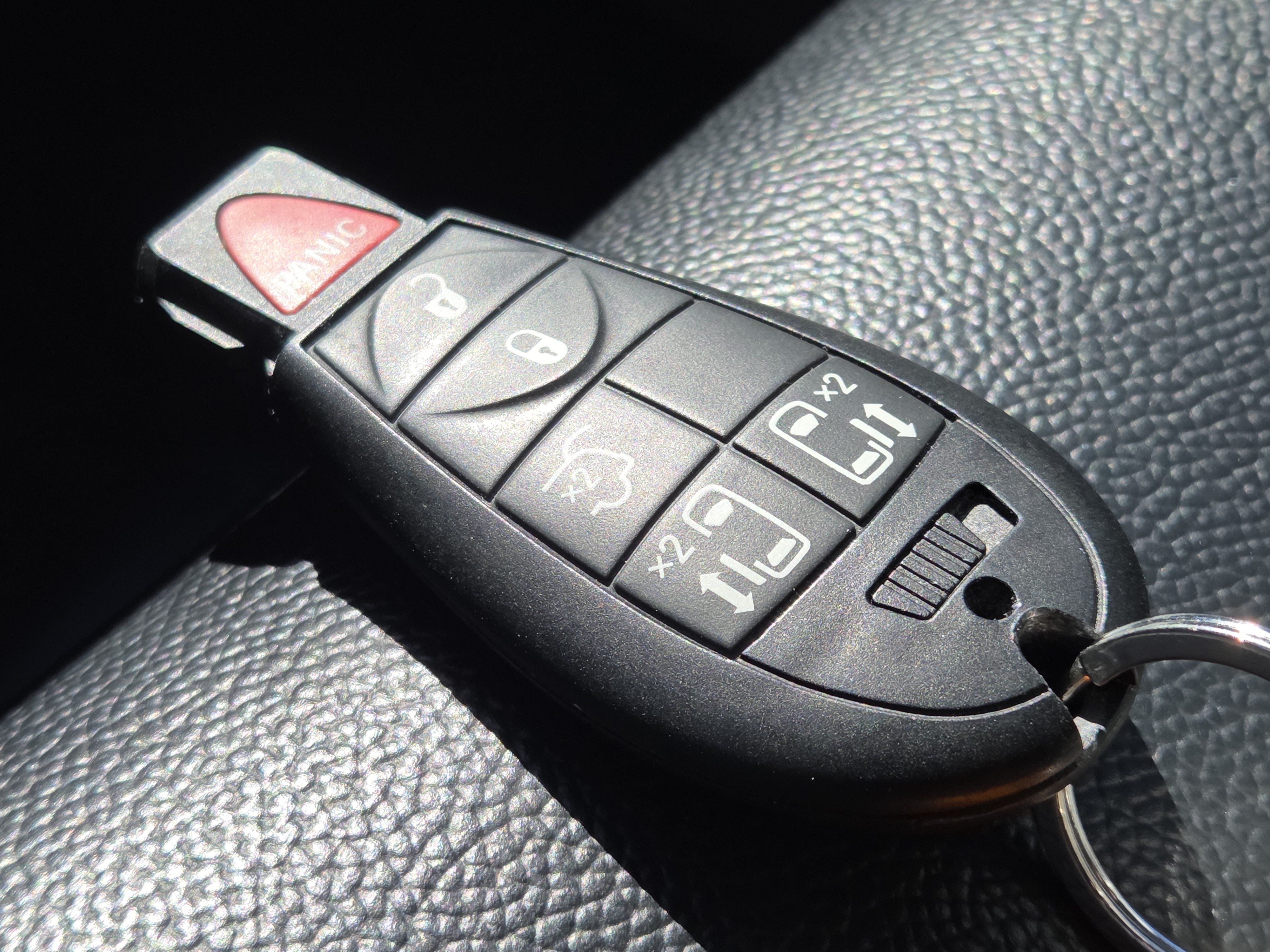 Used 2015 Chrysler Town & Country Touring FWD image 36