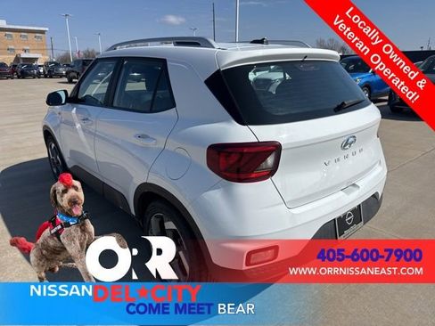 Used 2025 Hyundai Venue SEL image 3