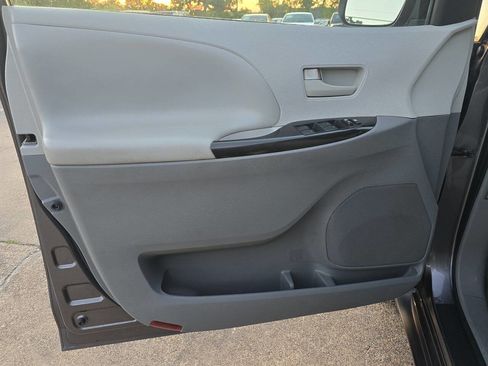 Used 2012 Toyota Sienna LE image 11