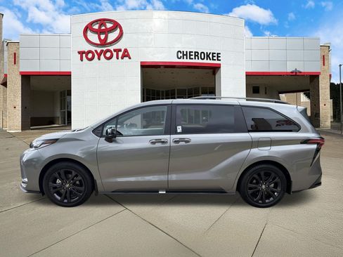 Used 2026 Toyota Sienna XSE FWD image 8