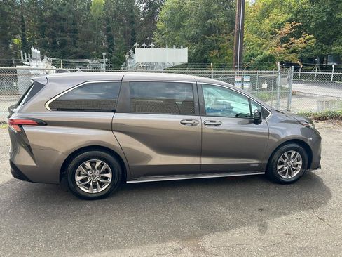 Used 2021 Toyota Sienna LE AWD/4WD image 4