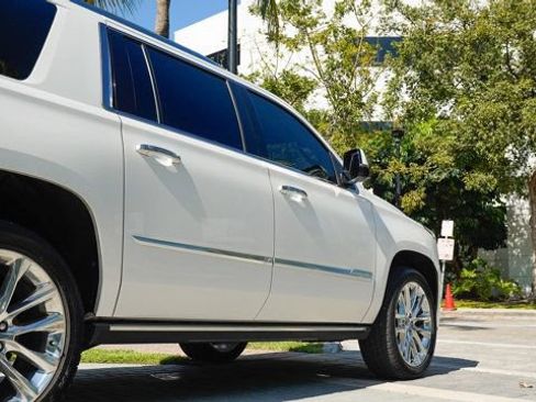Used 2019 Cadillac Escalade ESV Premium Luxury RWD image 24