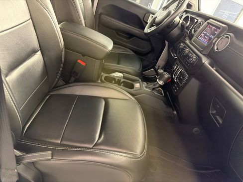 Used 2018 Jeep Wrangler Unlimited Sahara w/ Cold Weather Group AWD/4WD image 22