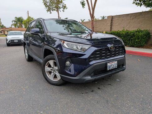 Used 2021 Toyota RAV4 XLE w/ Convenience Package FWD image 2