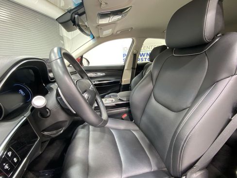 Used 2025 Genesis GV70 2.5T AWD/4WD image 11