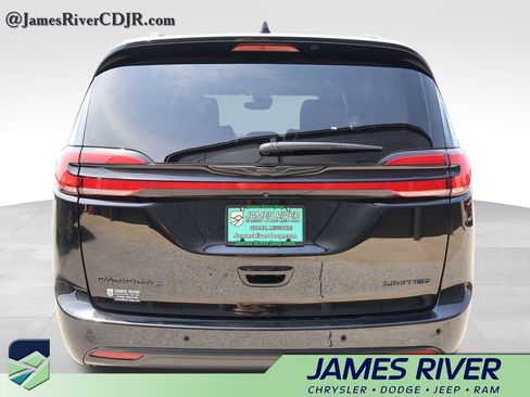 Used 2025 Chrysler Pacifica Limited FWD image 4