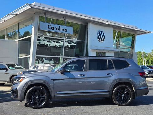 Certified 2023 Volkswagen Atlas SEL R-Line AWD/4WD image 2