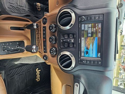 Used 2017 Jeep Wrangler Unlimited Sahara w/ Connectivity Group AWD/4WD image 10