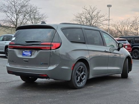 Used 2025 Chrysler Pacifica Premium image 25