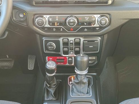 Used 2024 Jeep Gladiator Sport image 4