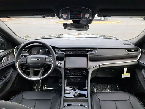 New 2025 Jeep Grand Cherokee Limited AWD/4WD image 18