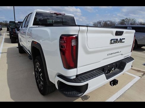 Used 2025 GMC Sierra 2500 Denali Ultimate image 6