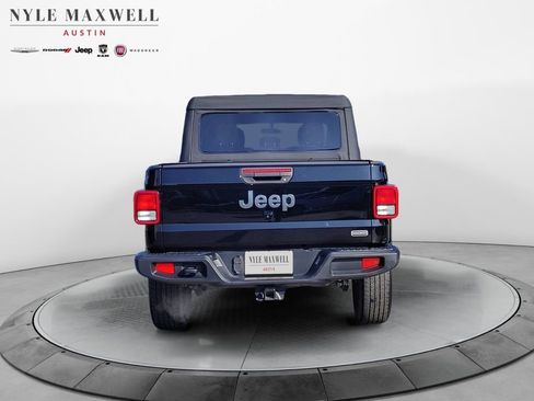 Used 2023 Jeep Gladiator Overland w/ Cold Weather Group image 15