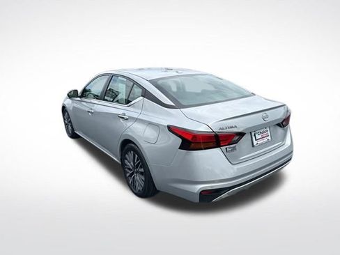 Used 2024 Nissan Altima 2.5 SV FWD image 3