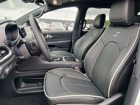 New 2027 Chrysler Pacifica Limited AWD/4WD image 10