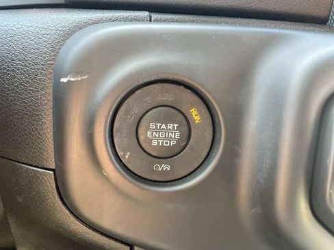 Used 2018 Jeep Wrangler Unlimited Sahara AWD/4WD image 17