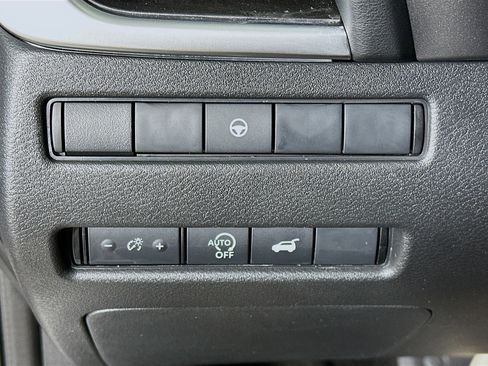 Used 2025 Nissan Rogue SV image 17