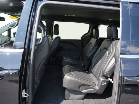 Used 2025 Chrysler Pacifica Select FWD image 18
