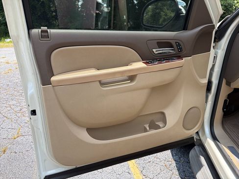 Used 2012 Chevrolet Avalanche LTZ RWD image 15
