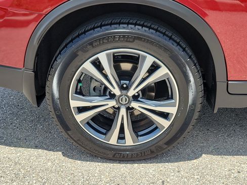 Used 2019 Nissan Rogue SV w/ Premium Package FWD image 12