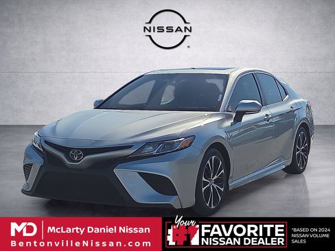 Used 2018 Toyota Camry SE w/ Audio Package FWD image 2