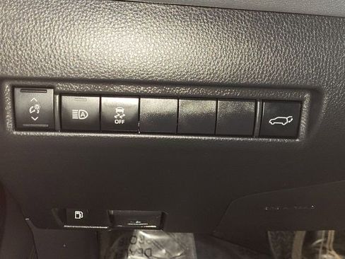 Used 2024 Toyota Venza XLE image 26