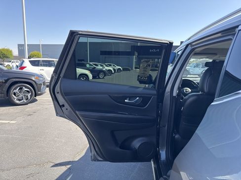 Used 2019 Nissan Rogue SL w/ Premium Package FWD image 17