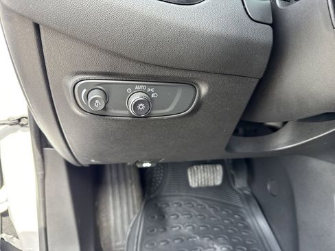 Used 2022 Chevrolet Equinox LT FWD image 17
