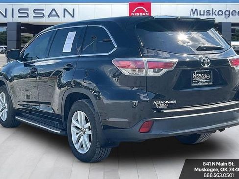 Used 2016 Toyota Highlander LE FWD image 4