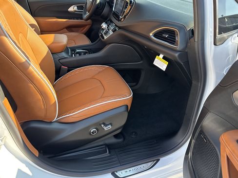 New 2026 Chrysler Pacifica Pinnacle image 18